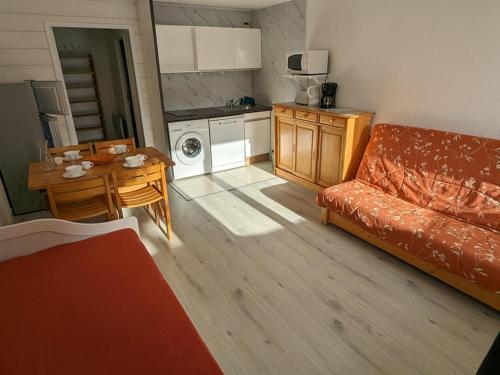 Appartement Orcières Merlette, 1 pièce, 6 personnes - FR-1-262-89にあるキッチンまたは簡易キッチン