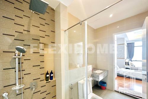 ein Bad mit einer Dusche und einer Glastür in der Unterkunft 1-5 Guests, 2BR Family Home, Azure Residences PJ-Beside Paradigm Mall - Flexihome MY in Petaling Jaya