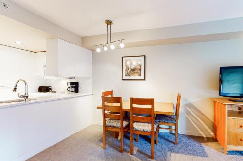 Dapur atau dapur kecil di Whistler Peak Lodge