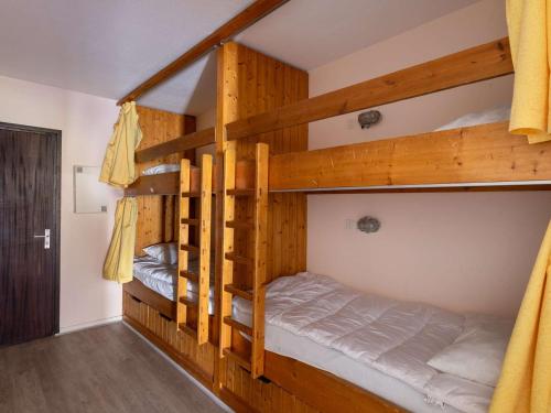 Pokój z łóżkiem piętrowym i 2 łóżkami piętrowymi w obiekcie Studio Gourette, 1 pièce, 6 personnes - FR-1-400-6 w mieście Gourette