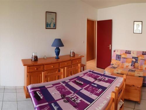 - une chambre avec un lit et une commode avec une lampe dans l'établissement Appartement T2, 4 pers, 300m plage, parking privé, Argelès-sur-Mer - FR-1-388-50, à Argelès-sur-Mer