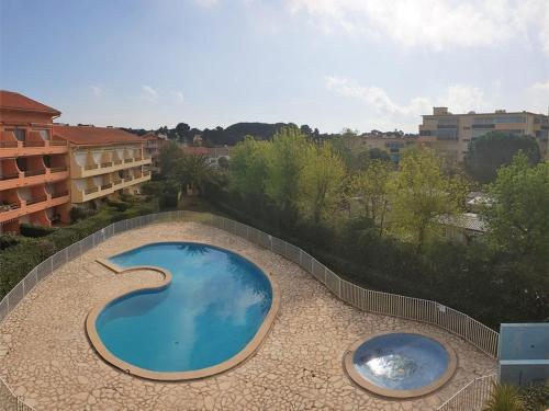 une grande piscine sur une terrasse dans l'établissement Appartement T3 Mezzanine - 6 Couchages - Piscine - Parking Privé - Proche Plage - FR-1-388-68, à Argelès-sur-Mer