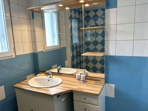 une salle de bain avec deux lavabos et un miroir dans l'établissement Maison 4 pièces, 8 couchages, proche plage et centre-ville, avec jardin et garage - FR-1-224-750, à Saint-Gilles-Croix-de-Vie