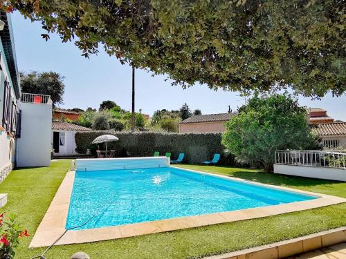 une piscine dans la cour d'une maison dans l'établissement Villa T3 avec Piscine, Jardin et Parking - Proche Plages et Commerces - FR-1-316-219, à Le Brusc