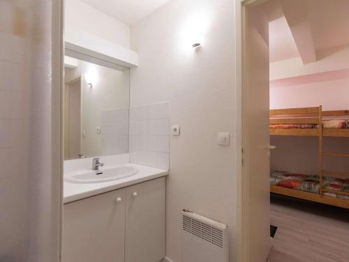une salle de bain avec un lavabo et un miroir dans l'établissement Studio au cœur de Cauterets, 4 pers, 2 coins nuit, cuisine équipée, proche commodités et télécabine - FR-1-401-149, à Cauterets