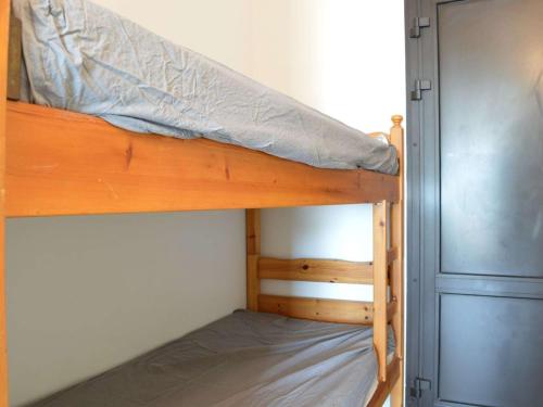 Ce lit superposé se trouve dans un dortoir doté d'un placard. dans l'établissement Appt T2 cabine 4 pers, terrasse, parking, piscine - Saint Pierre la Mer - FR-1-229D-62, à Fleury
