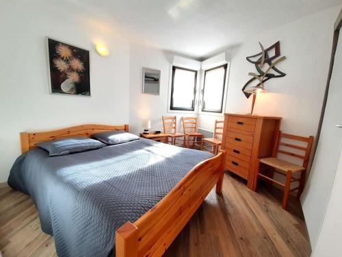 Schlafzimmer mit einem Bett, einem Tisch und Stühlen in der Unterkunft Appartement Saint-Lary-Soulan, 2 pièces, 6 personnes - FR-1-457-144 in Saint-Lary-Soulan