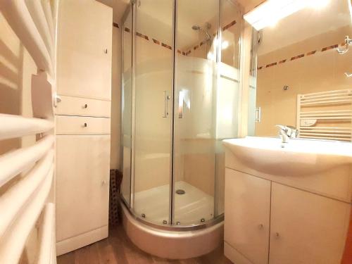 a bathroom with a shower and a sink at T2 6 pers, balco, cuisine Eq, casier skis, 1700m, Saint-Lary - FR-1-457-144 in Saint-Lary-Soulan