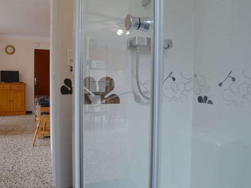 une douche avec une porte vitrée dans une pièce dans l'établissement Appartement Coquet à 100m de la Plage, Quartier Calme, Parking Privatif, Balcon - Argelès-sur-Mer - FR-1-225-670, à Argelès-sur-Mer