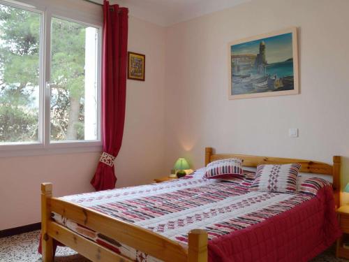 une chambre avec un lit et une fenêtre dans l'établissement Appartement Coquet à 100m de la Plage, Quartier Calme, Parking Privatif, Balcon - Argelès-sur-Mer - FR-1-225-670, à Argelès-sur-Mer