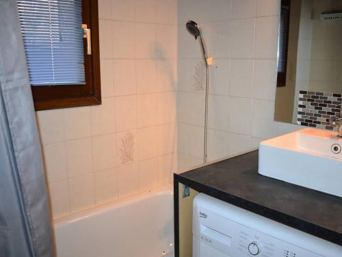 une salle de bain avec une douche, un lavabo et une baignoire dans l'établissement 2 Pièces cabine, balcon sud, parking, proche centre-ville à Font-Romeu - FR-1-580-11, à Font-Romeu-Odeillo-Via
