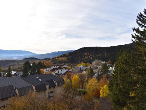 une ville dans les montagnes avec des arbres et des maisons dans l'établissement 2 Pièces cabine, balcon sud, parking, proche centre-ville à Font-Romeu - FR-1-580-11, à Font-Romeu-Odeillo-Via