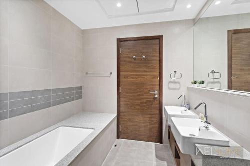 a bathroom with a tub and two sinks and a shower at WelHome - Luxurious and Breathtaking Views 1BR in Za'abeel in Dubai