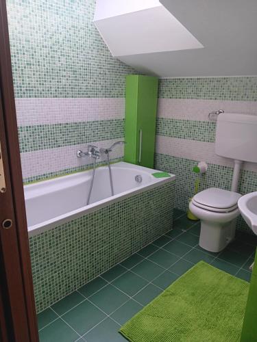 La salle de bains est pourvue d'une baignoire et de toilettes. dans l'établissement Appartamento al Globo, à Busnago