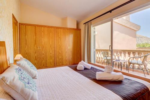 sypialnia z łóżkiem i dużym oknem w obiekcie Villa Casa de Lago by Villa Plus w Playa de Muro