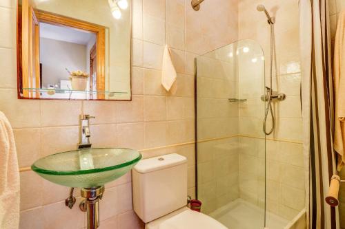 W łazience znajduje się umywalka, toaleta i prysznic. w obiekcie Villa Casa de Lago by Villa Plus w Playa de Muro
