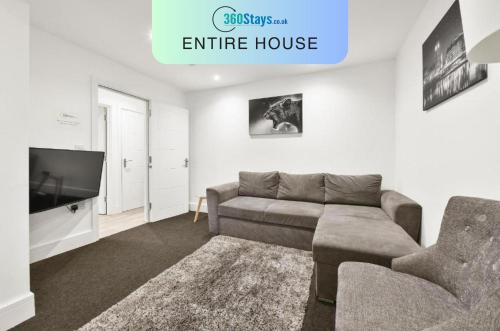 Rochfords Serviced House with 5 Bedrooms, 4 bathrooms up to 12 beds By 360Stays