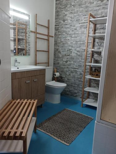 BeauTour في شقبان: حمام مع مرحاض ومغسلة ومقعد