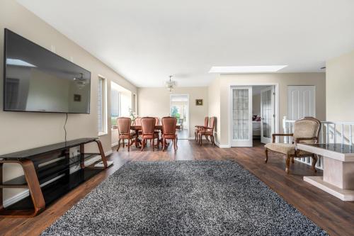 Luxury 4-Bedroom with 2 Private Bathrooms