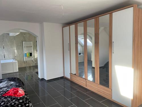 una sala de estar con una gran puerta de cristal en Penthouse wohnung ultra exlusive, en Duisburg