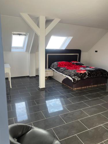 Schlafzimmer mit einem Bett im Dachgeschoss mit Oberlichtern in der Unterkunft Penthouse wohnung ultra exlusive in Duisburg