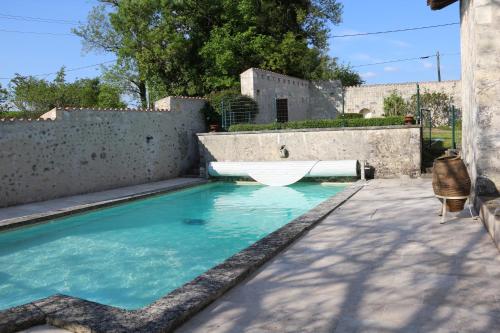 - une piscine avec un bateau dans une arrière-cour dans l'établissement La Gilbertie, à Allemans