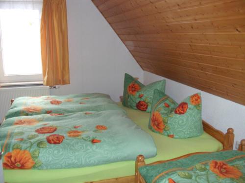 a bedroom with two twin beds and a window at Zum Hecht, FeWo Spitzberg in Herrnhut