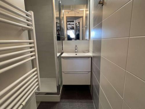 Kúpeľňa v ubytovaní T2 cabine avec terrasse, parking et animaux acceptés à 100m de la plage - FR-1-702-38