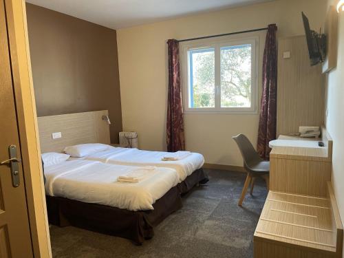 um quarto de hotel com uma cama e uma janela em La Saleine em Crest