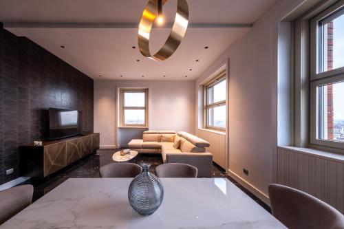 een woonkamer met een vaas op een tafel bij Prestige Apartments Torino in Turijn