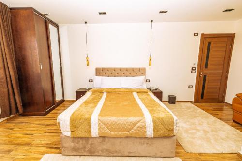 Ένα ή περισσότερα κρεβάτια σε δωμάτιο στο White Pyramids inn