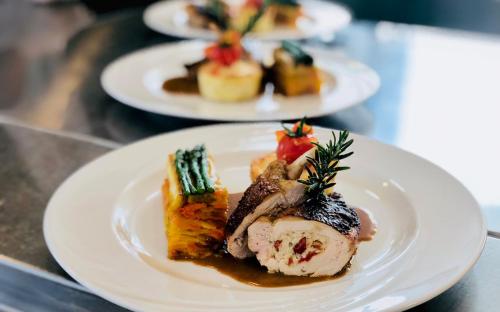 zwei Teller Essen auf einem Tisch in der Unterkunft Château de Bossey in Bogis-Bossey