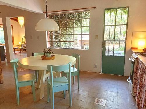a kitchen and dining room with a table and chairs at Casa.Colibri.LaCumbre in La Cumbre