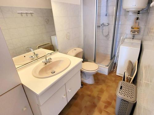 une salle de bain avec un lavabo, une douche et des toilettes dans l'établissement Maison T3 à Six-Fours avec Jardin, Parking Privé, Wi-Fi et Proche Plages - FR-1-316-317, à Six-Fours-les-Plages