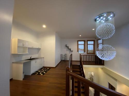 cocina y sala de estar con 2 lámparas de araña en Elementz Villa en Paramaribo