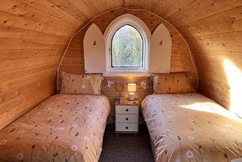 Blackbrook lodge Camping pods tesisinde bir odada yatak veya yataklar