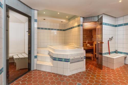 Ett badrum på Hotel Restaurant Lebzelter