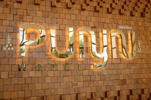 Certificado, premio, señal o documento que está expuesto en Punn Hotel Korat