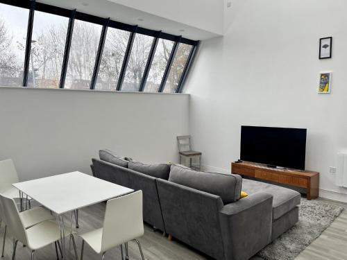 Pass the Keys Stylish Unique 2 Bed Duplex Apartment with Parking