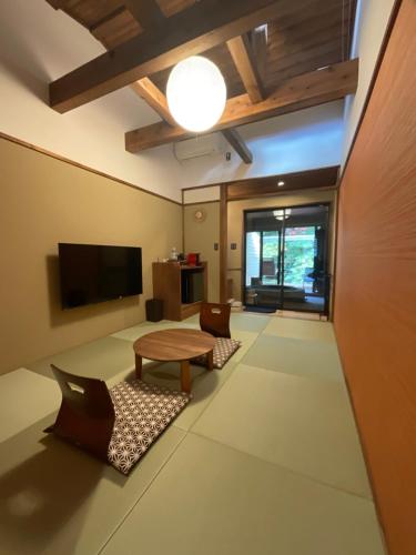 Una televisión o centro de entretenimiento en 横川温泉湯殿ととのゆ