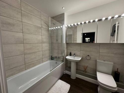 Bilik mandi di Luxury Penthouse Apartment