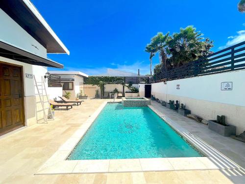 a swimming pool in the backyard of a house at Aruba Lagunita in Palm-Eagle Beach