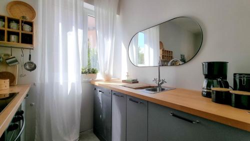 ein Bad mit einem Waschbecken und einem Spiegel in der Unterkunft Arte no5 in Novigrad Istria