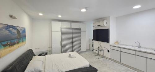 een woonkamer met een bank en een keuken bij Villa Royal Comfort - Top Holiday Resort Heated Pool & Jucuzzi רק למשפחות in Eilat