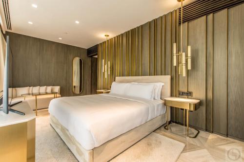 Un pat sau paturi într-o cameră la Super Spacious 3BR with Maid's Room in Five Palm