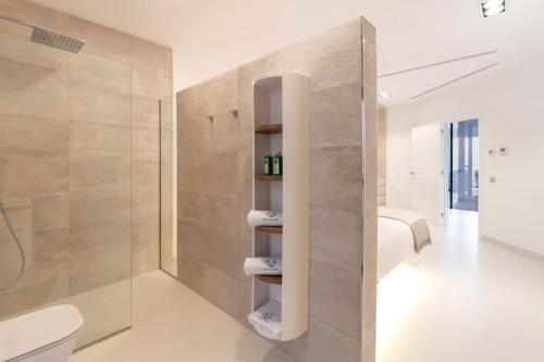 une salle de bain avec une douche, des toilettes et un lavabo dans l'établissement Olivera Casa de lujo para 8 piscina en la terraza, à Búger