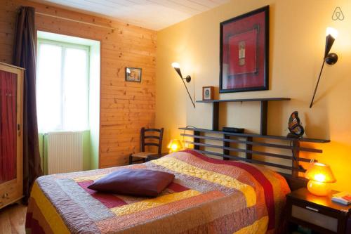 1 dormitorio con cama con almohada en Belle et Grande demeure prés de La Rochelle, en Sainte-Soulle