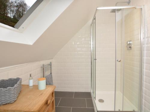 baño con ducha y puerta de cristal en 1 bed property in Alton 62237 en Alton