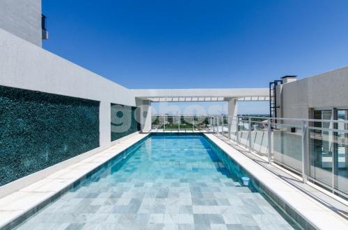 una piscina en la azotea de un edificio en Exceptional Apartment W Great Amenities, en Asunción
