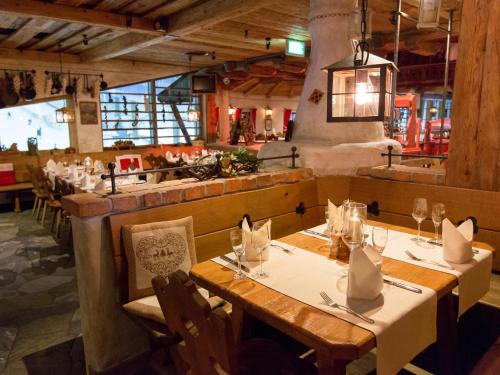 a restaurant with tables and chairs in a room at Hotel Fire & Ice Düsseldorf/Neuss in Neuss